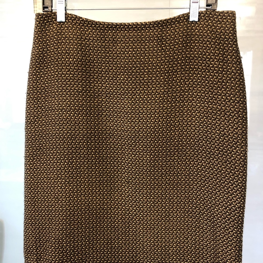 Brown tweed Mac and Jac lined skirt. Invisible back zipper. Size 8.